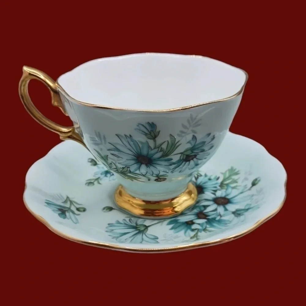 Royal Albert teacup and saucer wt blue daisies gold trim